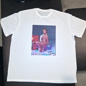 Trendy White Graphic Tee